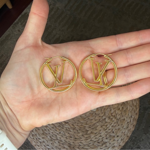 NEW Louis Vuitton Louise Hoop GM Gold Earrings 1.5in - Picture 2 of 6